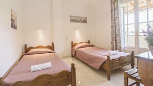 2 bedrooms, blackout curtains, free cots/infant beds, free WiFi - Potamos Apartments 2 (Corfu)