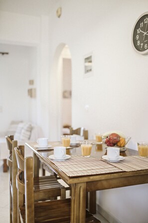 Apartment, 2 Bedrooms, Garden View | In-room dining