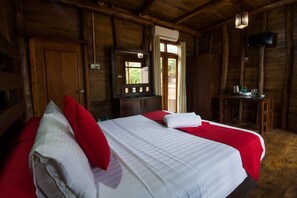 Luxe tweepersoonskamer, 1 queensize bed, uitzicht op zee | 2 slaapkamers, een kluis op de kamer, een bureau