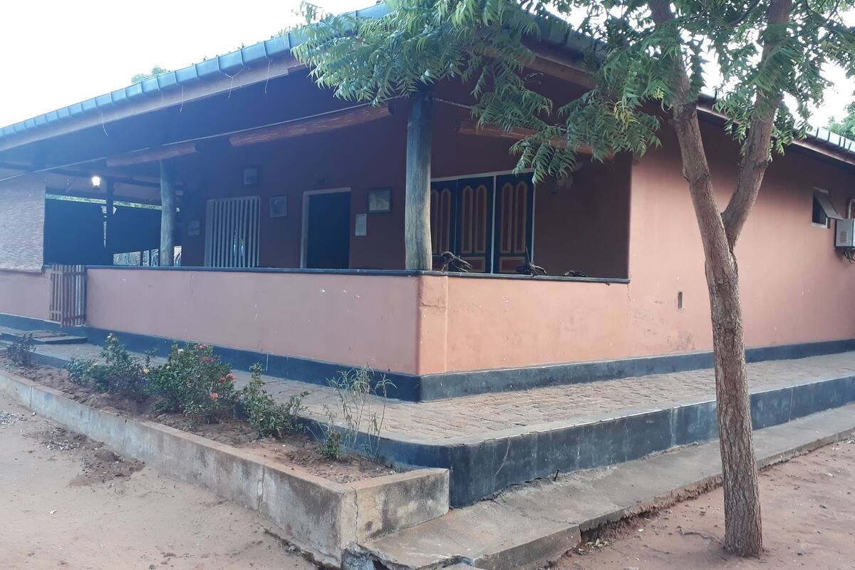 Perhebungalow, rantanäköala | 2 makuuhuonetta, tallelokero huoneessa, työpöytä, silitysrauta/-lauta