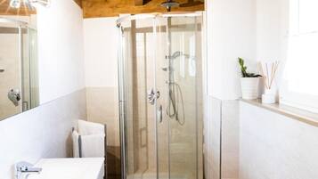 Shower, pancuran hujan, kloset, dan handuk