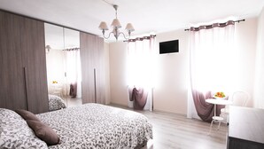 A bedroom with a bed, a wardrobe, a desk, and a chair. - Agriturismo Cà del Nono (Moasca)