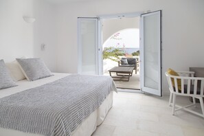 Premium bedding, in-room safe, desk, soundproofing - The Sand Collection (Paros)