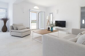 Villa, 2 soverom, privat basseng, sjøutsikt (Sand 4) | Oppholdsområde | Flatskjerm-TV