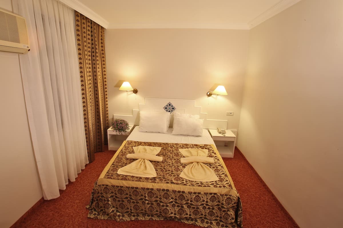 1 slaapkamer, een minibar, een bureau, verduisterende gordijnen