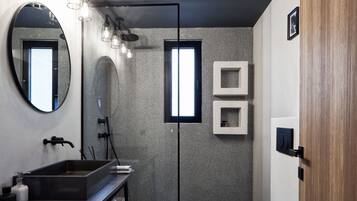Superior-Apartment | Badezimmer | Dusche, Haartrockner, Bademäntel, Hausschuhe