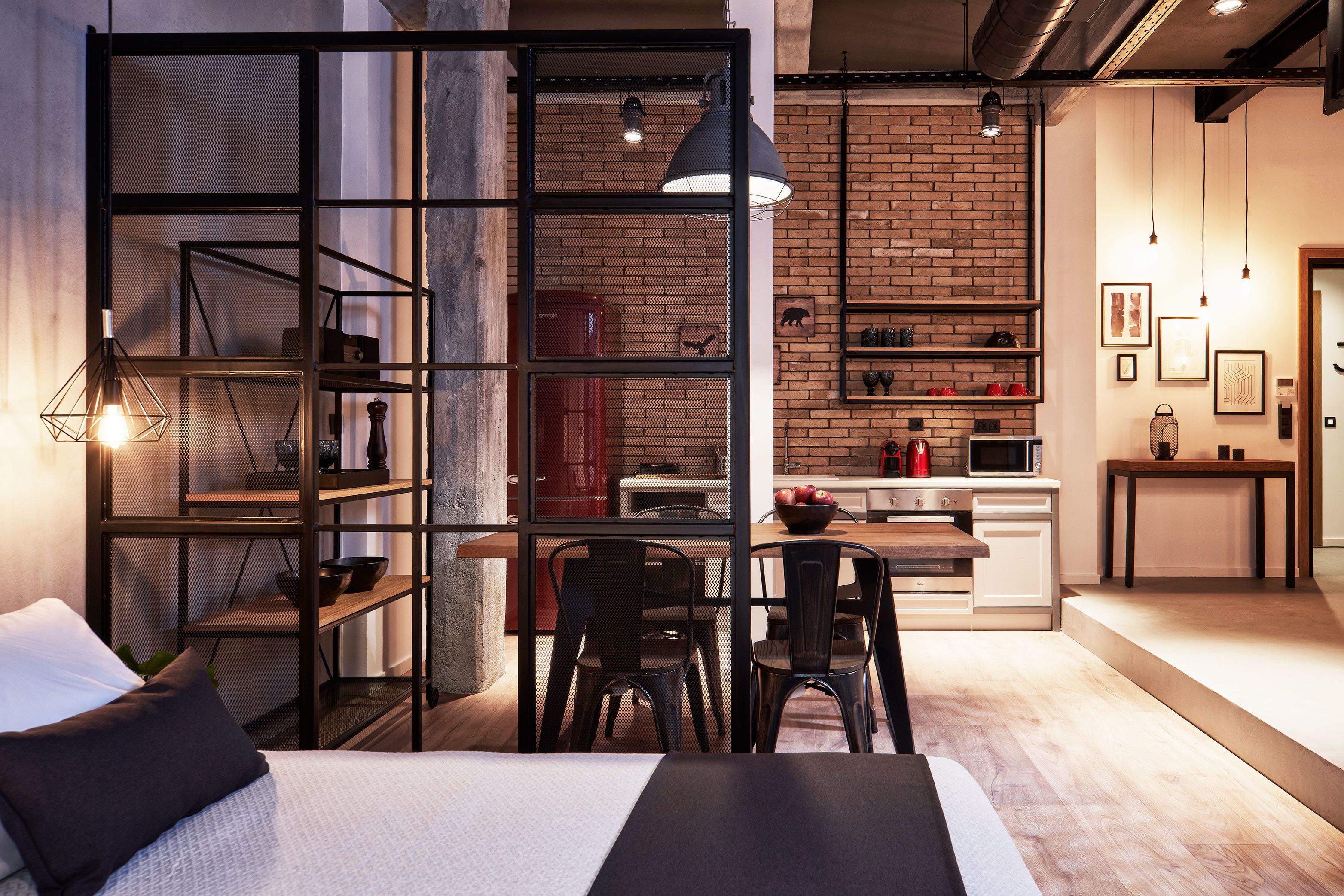 Un interior moderno con cocina, comedor y cama.