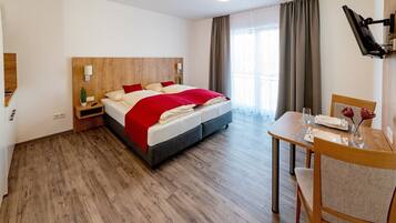 Deluxe Studio | Living area | Flat-screen TV