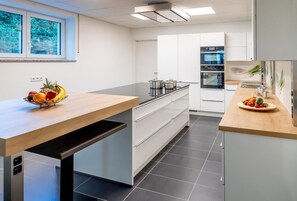 Fridge, microwave, stovetop, electric kettle - Boardinghaus Bayerwaldpark (Landshut)