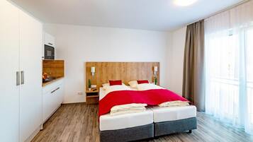 1 bedroom, desk, blackout curtains, soundproofing