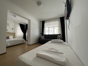 Economy Quadruple Room | 1 habitación, escritorio, wifi gratis y ropa de cama