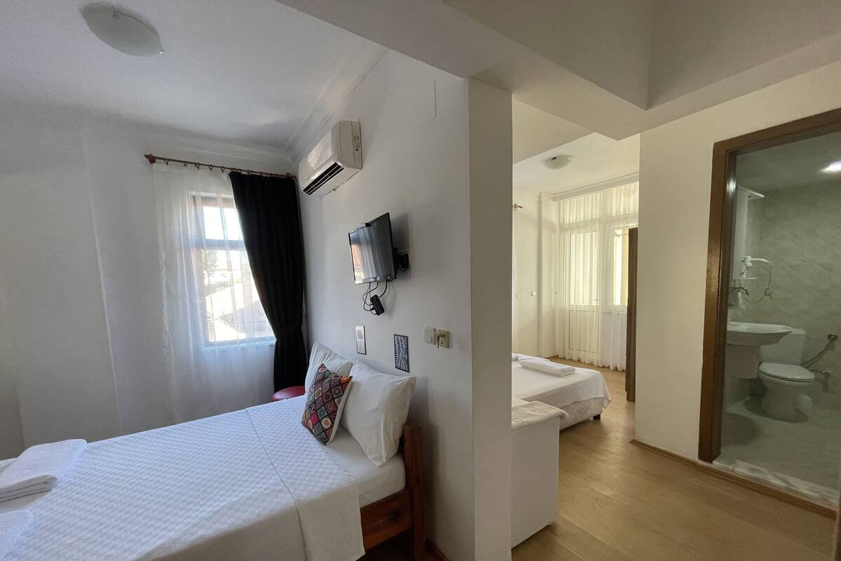 Economy Quadruple Room | 1 camera, una scrivania, Wi-Fi gratuito, lenzuola