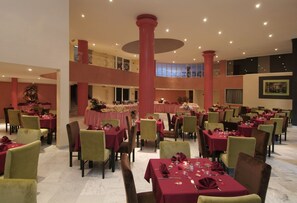 Hi ha 2 restaurants amb plats de cuina local i internacional 