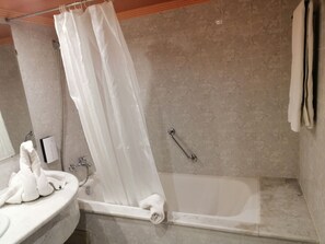Quadruple Room, Multiple Beds, Non Smoking | Bathroom | Combined shower/tub, rainfall showerhead, free toiletries, hair dryer - Hotel Tghat (Fes)