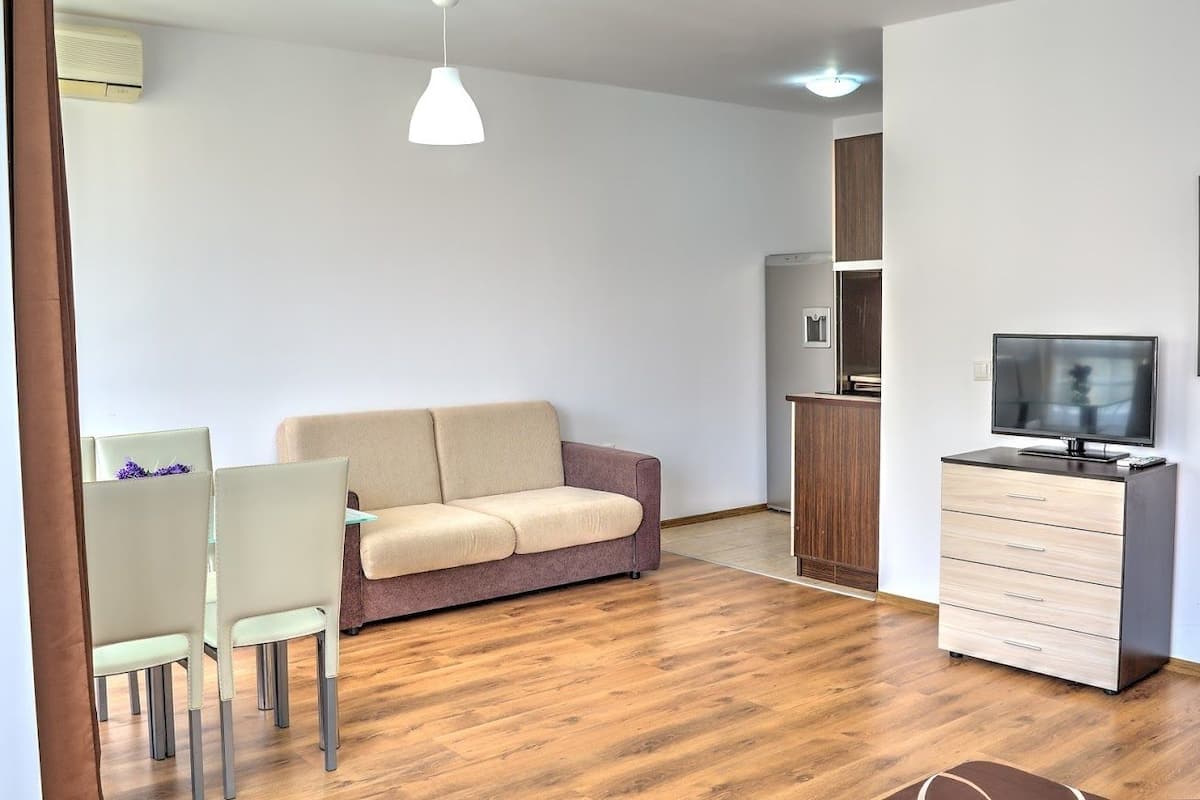 Family Studio, 1 Queen Bed with Sofa bed, Non Smoking, Pool View | In-room dining