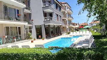 Una piscina al aire libre de temporada