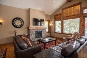 TV, caminetto, lettore DVD, tavolo da ping pong