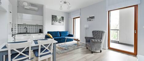 Departamento (19) | Espacio para trabajar con laptop y tabla de planchar con plancha