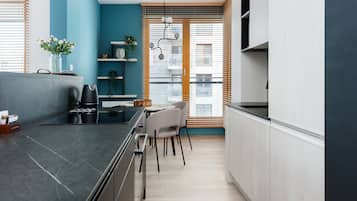 Apartament (128 J Stay at Novum) | Private kitchenette | Fridge, stovetop, electric kettle, cookware/dishes/utensils