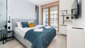 Espacio para trabajar con laptop y tabla de planchar con plancha 