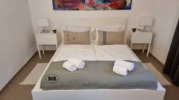 Leilighet – comfort, terrasse, sjøutsikt (Portorož - NN 4 Apartment) | Allergitestet sengetøy, safe på rommet og skrivebord