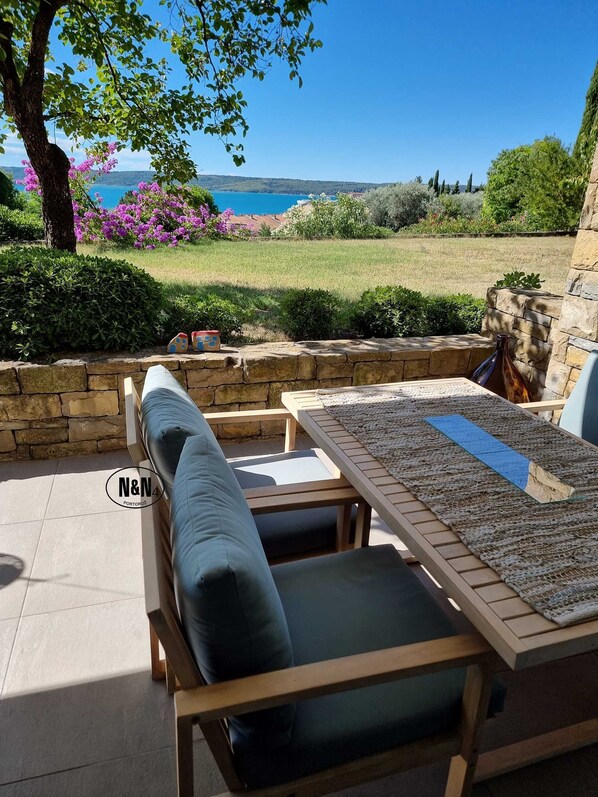 Comfort-Apartment, Terrasse, Meerblick (Portorož - NN 4 Apartment) | Wohnbereich | LCD-Fernseher