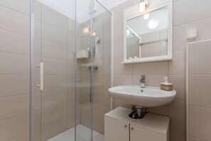 Douche, articles de toilette gratuits, sèche-cheveux
