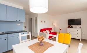 Appartement Confort, terrasse, vue mer | Cuisine privée | Réfrigérateur, micro-ondes, plaque de cuisson, machine à expresso