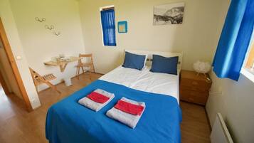 Double Room, Shared Bathroom | Blackout drapes, free WiFi, bed sheets