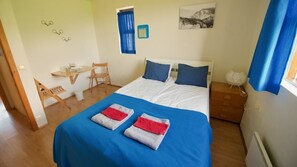 Kamar Double, kamar mandi umum | Tirai kedap cahaya, Wi-Fi gratis, dan seprai linen