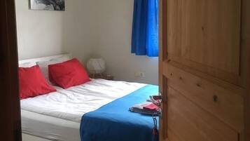 Double Room, Shared Bathroom | Blackout drapes, free WiFi, bed sheets