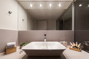 Dusche, Haartrockner, Handtücher, Seife