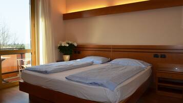 Superior-Doppel- oder -Zweibettzimmer, Balkon | Minibar, Zimmersafe, Verdunkelungsvorhänge, Zustellbetten