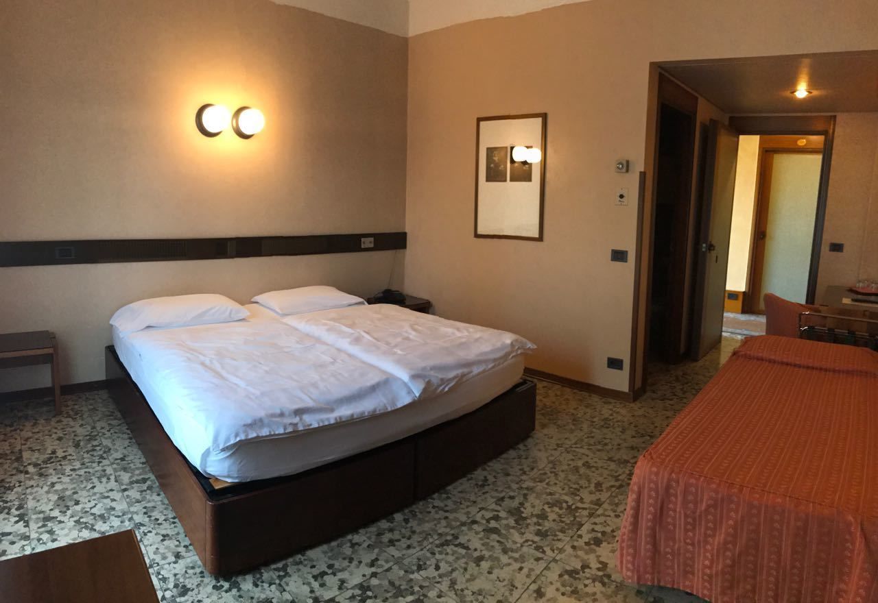 Minibaari, tallelokero huoneessa, pimennysverhot, lisävuoteet