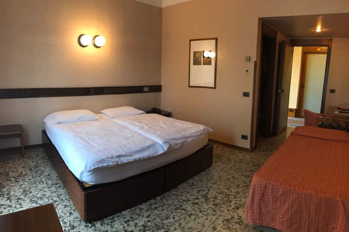 Minibaari, tallelokero huoneessa, pimennysverhot, lisävuoteet