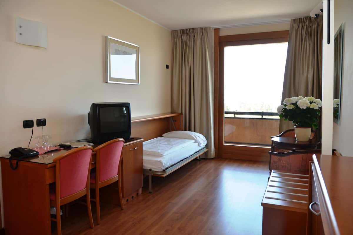 Family Room, Connecting Rooms | Minibar, in-room safe, blackout drapes, rollaway beds