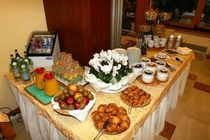 Desayuno buffet diario (EUR 16 por persona)