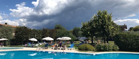 2 piscine all'aperto, ombrelloni da piscina, lettini