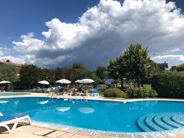 2 piscinas al aire libre, sombrillas, sillones reclinables de piscina