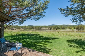 Outdoor dining - Sunriver Retreat with Access to Exclusive Golf (Sunriver)