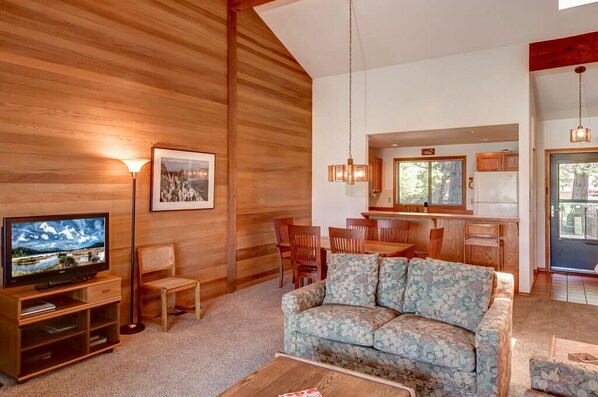 TV, fireplace - Sunriver Retreat with Access to Exclusive Golf (Sunriver)
