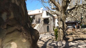 A courtyard with a staircase leading to a building labeled 'HOTEL ARQUIER'. - Maison Arquier (Aix-en-Provence)