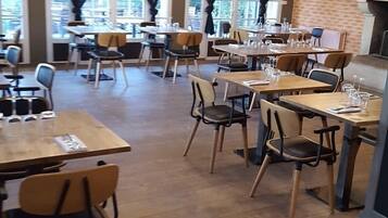 Déjeuner et dîner servis sur place