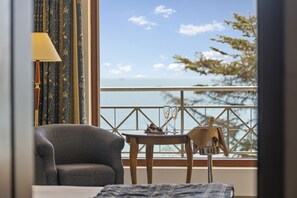 عناصر مجانية داخل الميني بار وخزنة داخل الغرفة ومكتب وواي فاي مجانًا