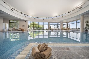 室内游泳池，季节性开放的室外游泳池，09:00 至 18:00 开放, 池畔遮阳伞, 日光浴躺椅