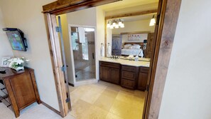 4 bedrooms, Internet, bed sheets - Luxe Family Retreat with Access to Forest House (Bend)