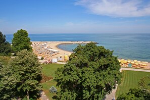 Am Strand, Liegestühle, Sonnenschirme, Strandtücher