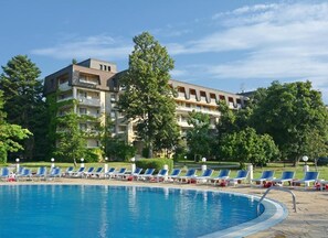 Sæsonbestemt udendørs pool, parasoller, liggestole