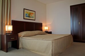 Standard-Doppel- oder -Zweibettzimmer, Meerblick | Minibar, Zimmersafe, Schreibtisch, kostenloses WLAN