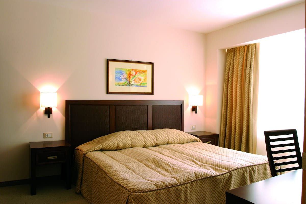 Minibar, in-room safe, desk, WiFi (free)